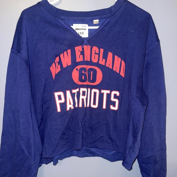 American Eagle Tailgate New England Patriots Cropped Sweatshirt Size LARGE - Picture 1 of 1